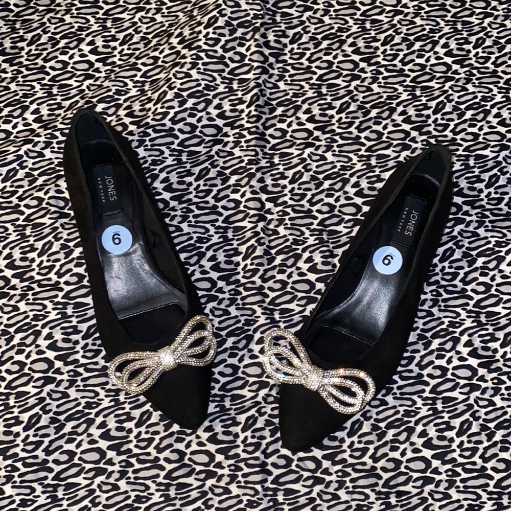 Jones new york size 9 black crystal bow flats, in great condition worn twice.